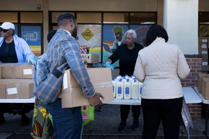 Một bàn phân phát thực phẩm của tổ chức No Limits Outreach Ministries ngày 21/10 ở thành phố Hyattsville, bang Maryland. Ảnh: AFP