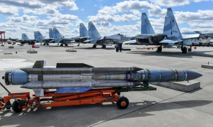 Tên lửa Kh-31A chuẩn bị lắp lên tiêm kích Nga hồi năm 2022. Ảnh: RIA Novosti