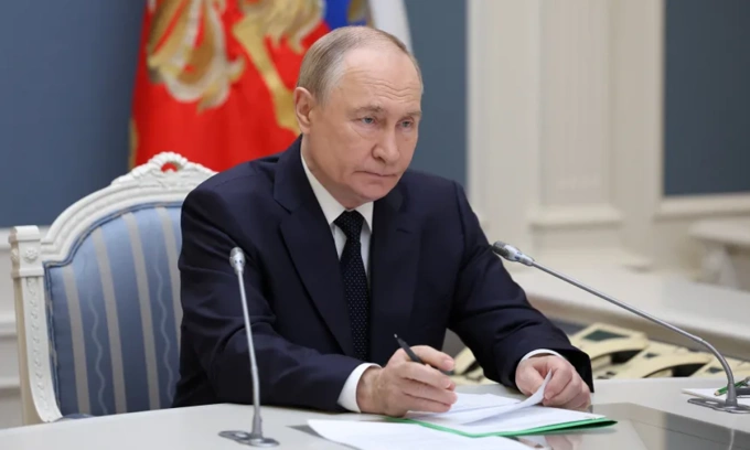Tổng thống Putin thị sát cuộc diễn tập qua đường truyền video từ Moskva, Nga hôm 22/10. Ảnh: Sputnik