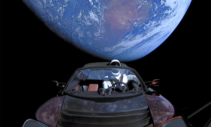 Chiếc xe Tesla của Elon Musk đang bay cách Trái Đất khoảng 248 triệu km. Ảnh: SpaceX