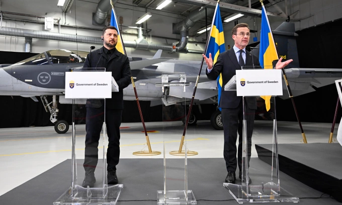 Tổng thống Zelensky (trái) và Thủ tướng Kristersson họp báo chung khi đứng trước tiêm kích Gripen hôm 22/10. Ảnh: AP