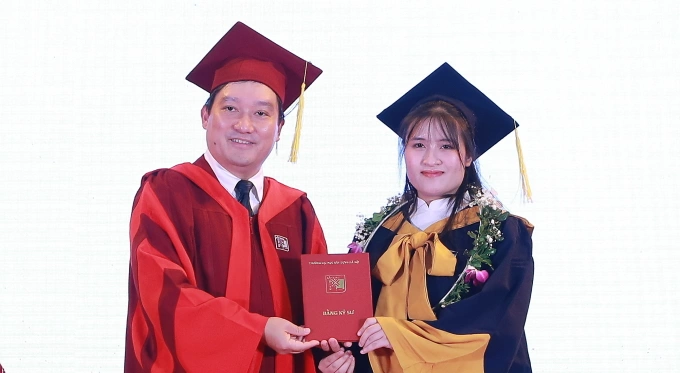 Hoài Thu nhận bằng kỹ sư xuất sắc hôm 11/10. Ảnh: Nhân vật cung cấp