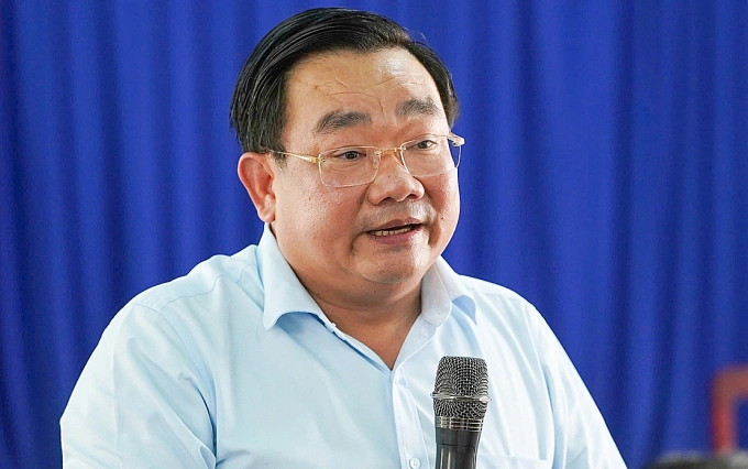 Ông Trịnh Minh Hoàng, Phó chủ tịch UBND tỉnh Khánh Hòa, trả lời người dân tại buổi đối thoại. Ảnh: Bùi Toàn