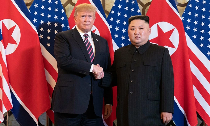 Tổng thống Donald Trump và Chủ tịch Kim Jong-un bắt tay trong cuộc gặp ở khách sạn Metropole, Hà Nội ngày 27/2/2019. Ảnh: White House