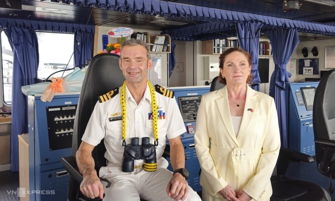 Chỉ huy tàu Robert Welford (trái) và Đại sứ New Zealand tại Việt Nam Caroline Beresford. Ảnh: Thanh Danh