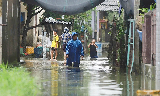 Vùng trũng miền Trung bị ngập lụt, chia cắt