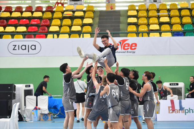 Đội THPT Marie Curie ăn mừng khi vô địch giải giao hưu hồi tháng 5. Ảnh: VYB