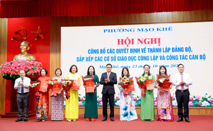 Phường Mạo Khê tổ chức hội nghị công bố và trao các quyết định sắp xếp, sáp nhập các trường học, cơ sở giáo dục công lập. Ảnh: Xuân Hoa