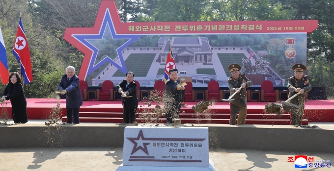 Ông Kim Jong-un cùng Đại sứ Nga tại Triều Tiên và các quan chức làm lễ động thổ công trình Bảo tàng Tưởng niệm Chiến công tại Bình Nhưỡng ngày 23/10. Ảnh: KCNA