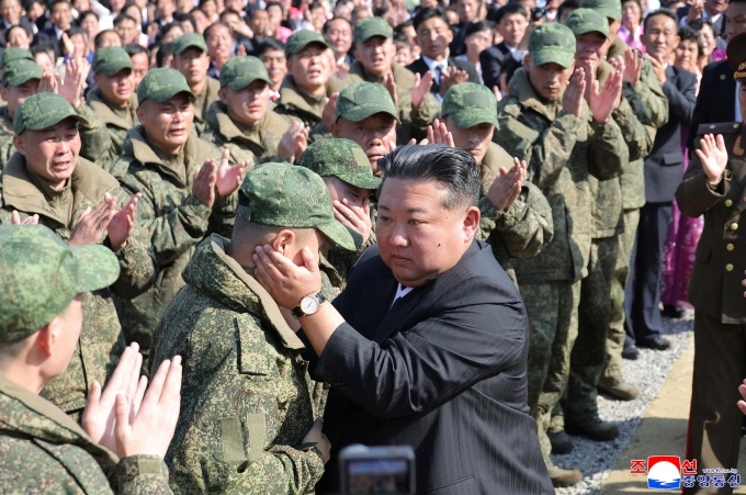 Ông Kim động viên, chào hỏi binh sĩ Triều Tiên có mặt trong buổi lễ. Ảnh: KCNA