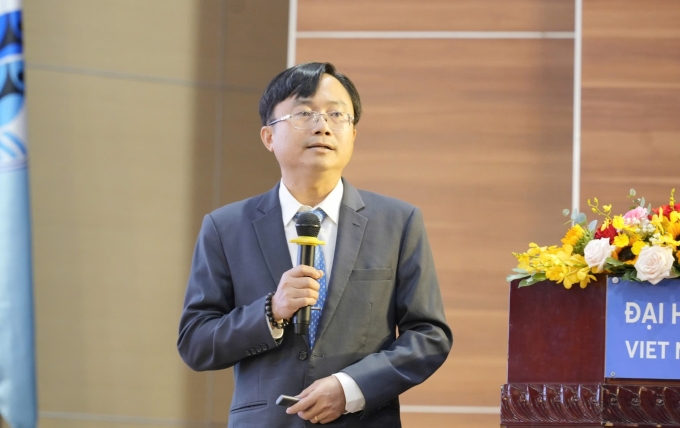 PGS.TS Đỗ Phú Trần Tình, Viện Phát triển chính sách Đại học Quốc gia TP HCM, phát biểu sáng 24/10. Ảnh: VNUHCM