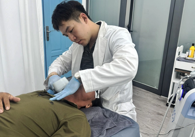 Nhân viên giả bác sĩ chữa bệnh bị bắt quả tang. Ảnh: Công an TP HCM