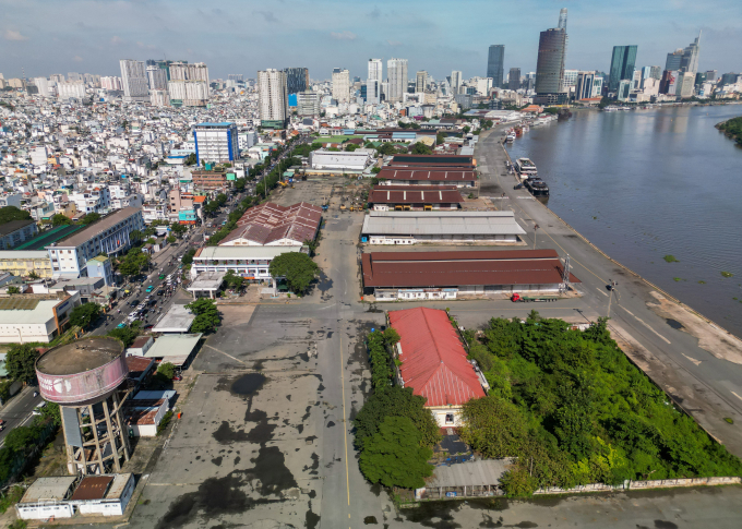 Khu đất Cảng Bến Nhà Rồng - Khánh Hội cặp với đường Nguyễn Tất Thành, tháng 10/2025. Ảnh: Quỳnh Trần