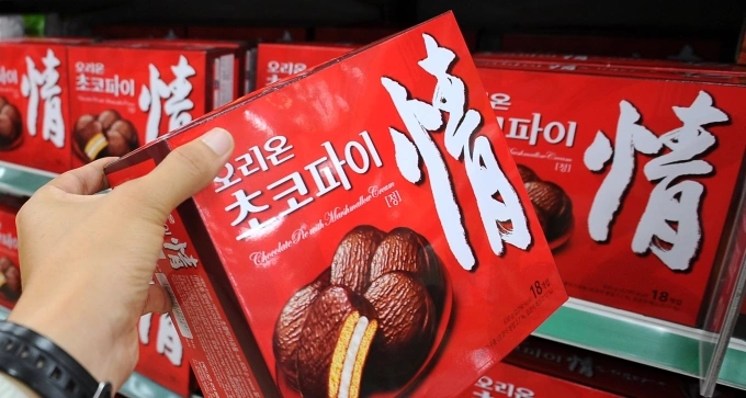 Bánh Choco Pie bày bán trong siêu thị Hàn Quốc. Ảnh: Chosun