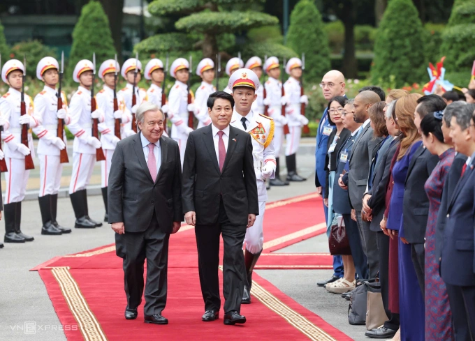 Chủ tịch nước Lương Cường và Tổng thư ký Liên Hợp Quốc Antonio Guterres tại lễ đón ở Phủ Chủ tịch. Ảnh: TTXVN
