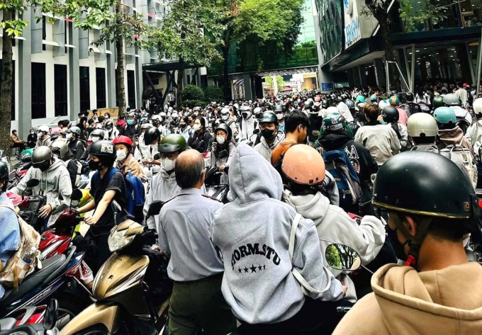 Tình trạng kẹt xe diễn ra ngay trong sân trường Đại học Công thương TP HCM, tháng 9. Ảnh: Lâm Vân