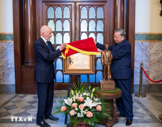 Tổng Bí thư Tô Lâm và cựu hoàng Simeon Saxe-Coburg-Gotha tại cung điện Vrana ngày 23/10. Ảnh: TTXVN