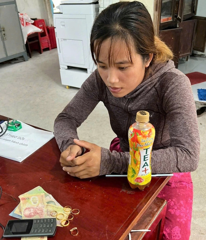 Huỳnh Thị Anh Thư tại cơ quan điều tra. Ảnh: Nam An