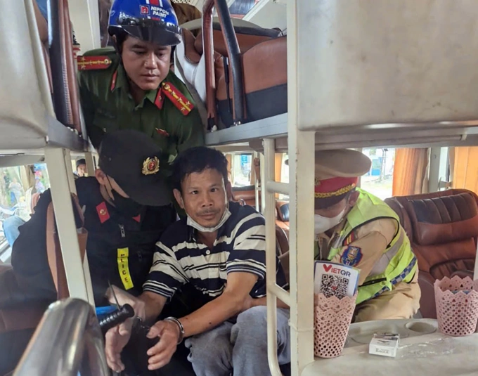 Mai Xuân Tùng bị bắt khi đang trên xe khách bỏ trốn vào TP HCM. Ảnh: Công an Quảng Ngãi