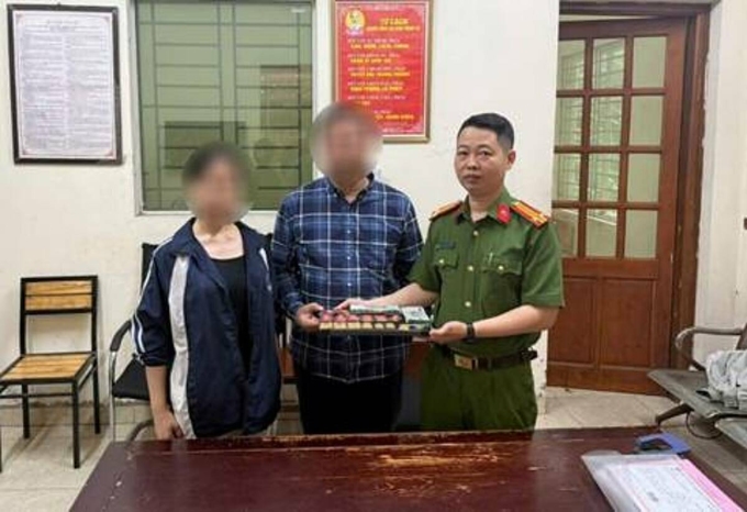 Công an trao trả lại tài sản cho gia đình nạn nhân. Ảnh: Công an cung cấp