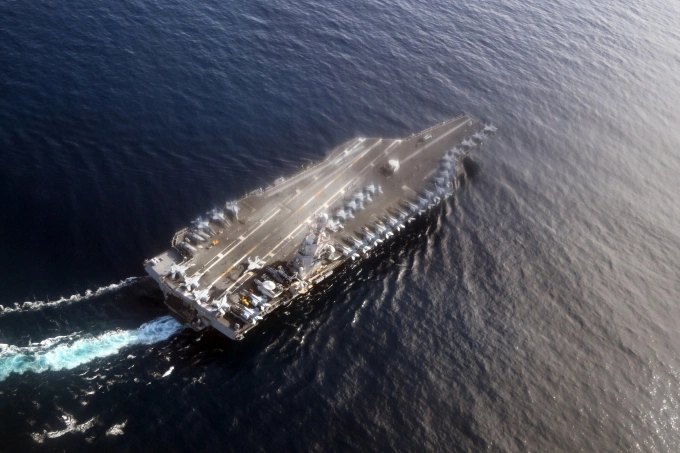 Tàu sân bay Mỹ USS Gerald R. Ford di chuyển trên Biển Bắc ngày 25/9. Ảnh: Reuters