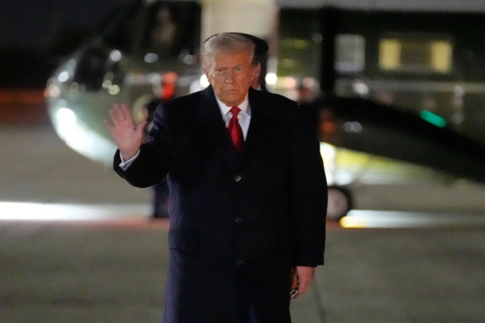 Tổng thống Donald Trump vẫy tay trước khi lên Không lực Một, khởi hành đến châu Á ngày 24/10. Ảnh: AP