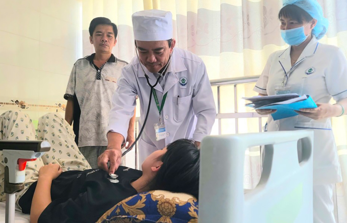 Các y bác sĩ Bệnh viện đa khoa Trung ương Cần Thơ thăm khám, điều trị  một ca sốt xuất huyết. Ảnh: An Bình