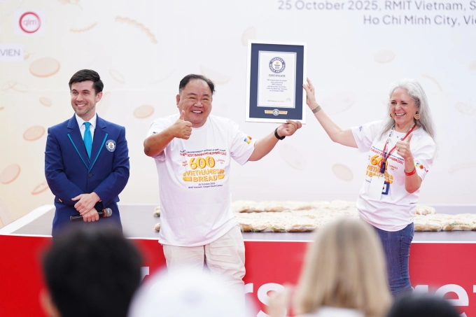 Pan Austin Johnson - Guinness World Records udělil rekordní certifikát panu Jimmymu Phamovi - zakladateli KOTO a paní Jodie Altan - RMIT Vietnam University. Obrázek: RMIT
