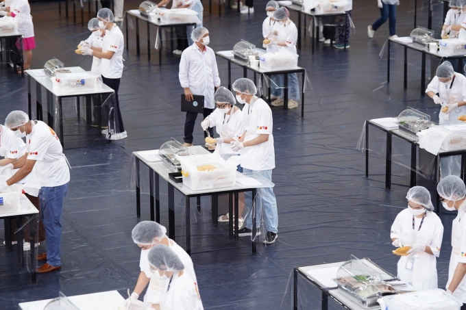 Stovky dobrovolníků spolupracovaly na přípravě, úpravě a balení chleba, čímž se tento kulturně bohatý pokrm proměnil ve znamení ducha komunity a humánního smyslu. Obrázek: RMIT