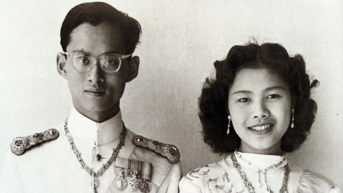 Vua Bhumibol Adulyadej và Hoàng hậu Sirikit chụp chung trong một bức ảnh không rõ ngày tháng. Ảnh: AFP