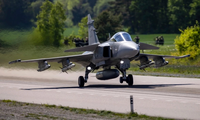 Tiêm kích Gripen Thụy Điển diễn tập cất hạ cánh trên cao tốc hồi năm 2024. Ảnh: Saab