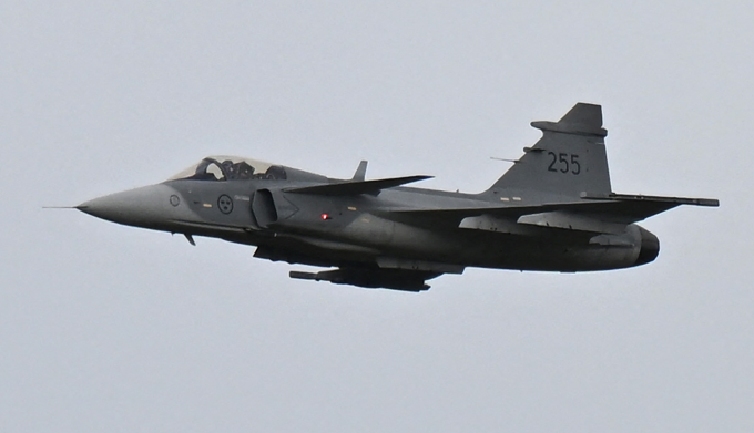 Tiêm kích Gripen-E bay tại sân bay Linkoping ở Thụy Điển hôm 22/10. Ảnh: AFP