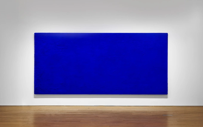 Tác phẩm California của họa sĩ người Pháp Yves Klein trưng bày trong nhà đấu giá Christies ở Paris ngày 3/10. Ảnh: AFP