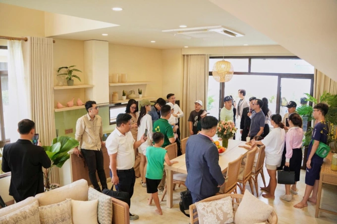 Khách hàng tham quan nhà mẫu Sông Town. Ảnh: KN Cam Ranh