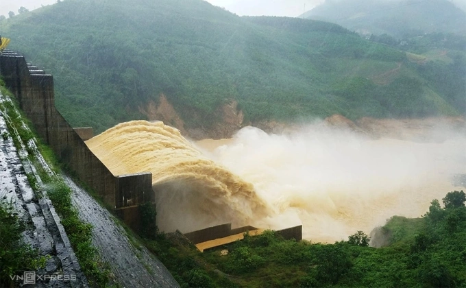 Thủy điện Đăk Mi 4 xả lũ vào năm 2020. Ảnh: Đắc Thành