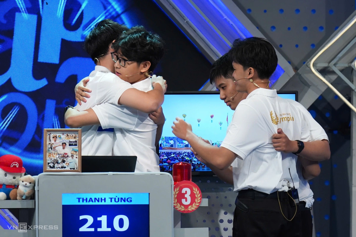 Bốn thí sinh ôm nhau sau khi trận đấu kết thúc. Ảnh: Tùng Đinh