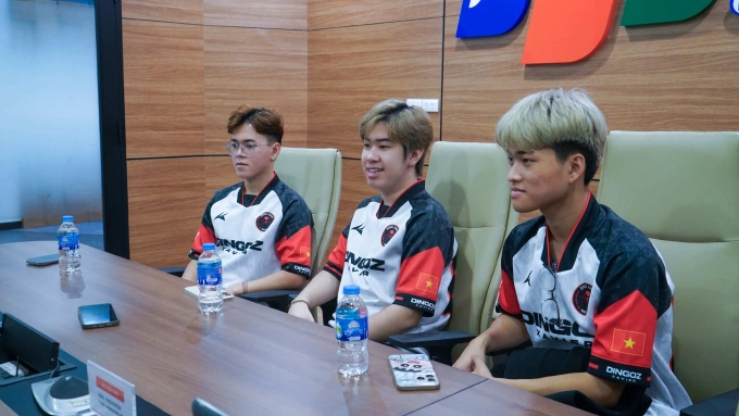 Từ trải qua Nguyễn Đình Chiến (ParaJin), Phạm Phước Trường (NadeTii) và Lê Trần Tuấn Minh (Shin) trong buổi phỏng vấn với EsprotsFan.