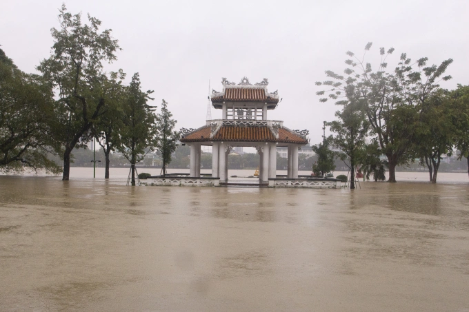 Di tích đình Thương Bạc nằm bên sông Hương bị ngập 0,7 m sáng 27/10. Ảnh: Võ Thạnh