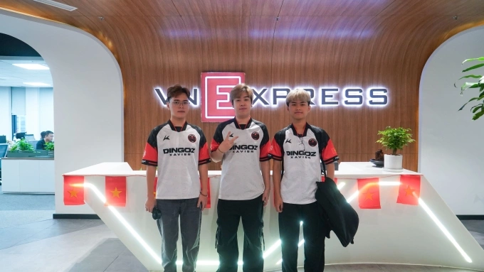 Dingoz Xavier team checkin tại báo VnExpress.