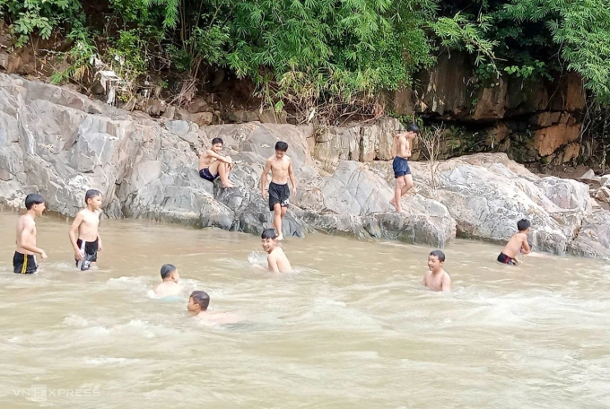 Học sinh trường Phổ thông Dân tộc nội trú THCS Mường Lát ra suối tắm sau giờ học. Ảnh: Lam Sơn