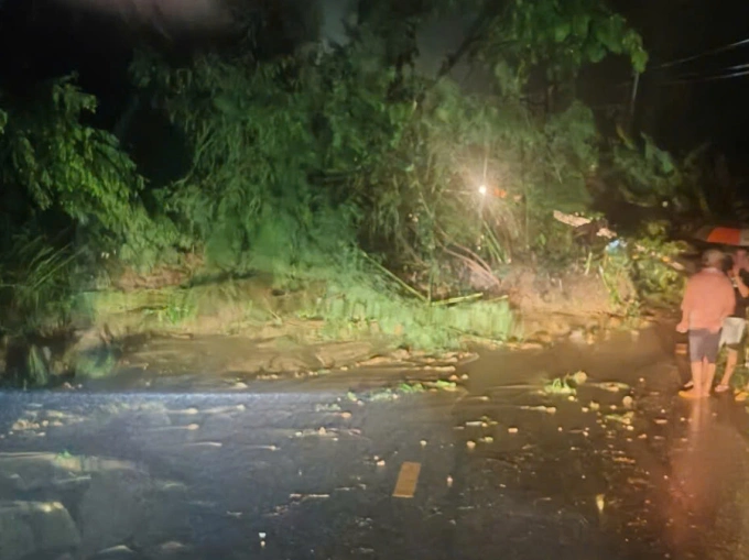 Sạt lở ở đèo Sông Pha. Ảnh: Minh Bằng