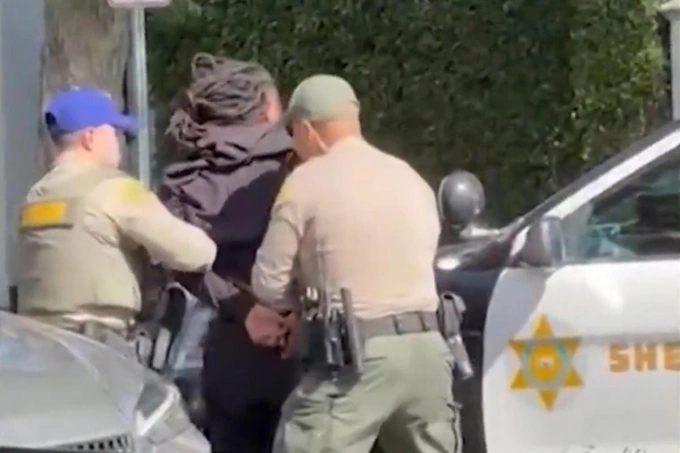 Cảnh sát West Hollywood bắt nghi phạm cướp đồng hồ Rolex. Ảnh: NBC