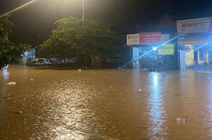 Quốc lộ 20 ngập một đoạn dài, xe không thể di chuyển. Ảnh: Khánh Hương