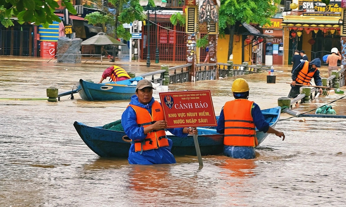 Huế - Quảng Ngãi mưa trên 600 mm, lũ chạm mức lịch sử