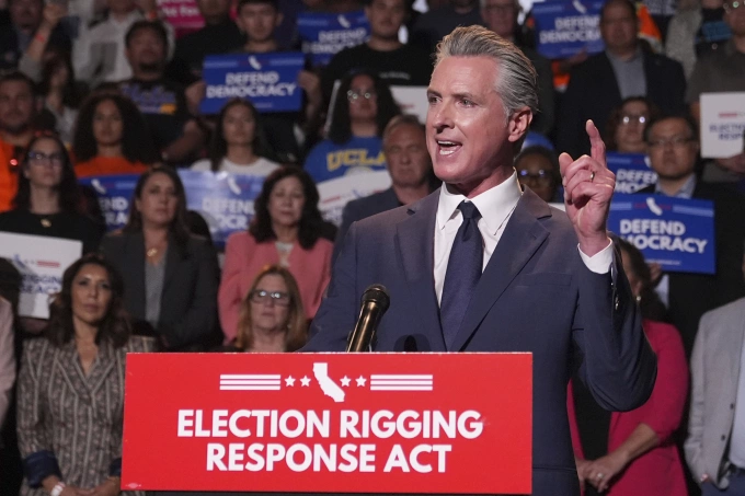 Thống đốc California Gavin Newsom phát biểu tại Los Angeles ngày 14/8. Ảnh: AP