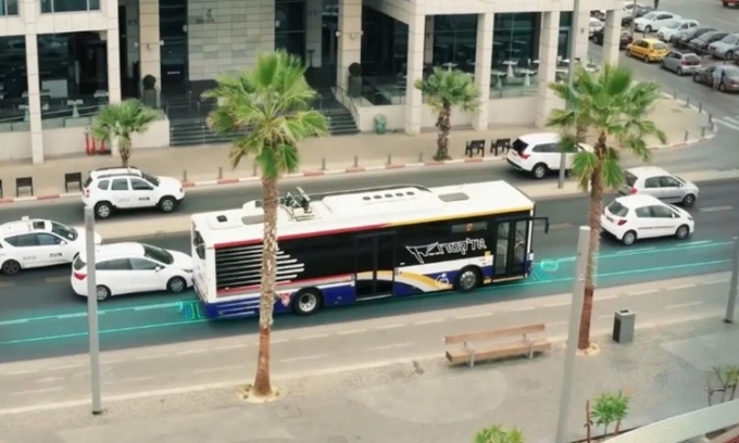 Đường sạc không dây cho xe điện chạy qua ở Pháp. Ảnh: Electreon