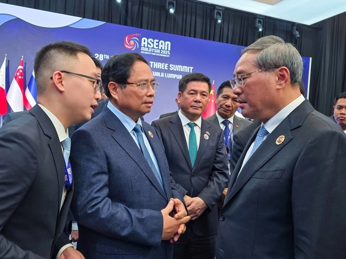 Thủ tướng Phạm Minh Chính gặp Thủ tướng Trung Quốc Lý Cường tại Kuala Lumpur, Malaysia, ngày 27/10. Ảnh: BNG