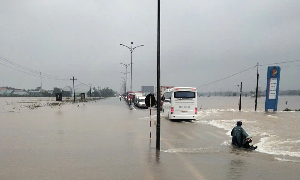 Lũ lên nhanh, giao thông qua Huế tê liệt