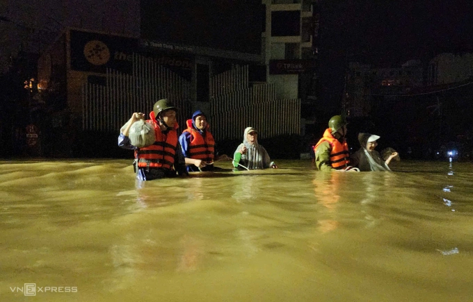 Đường liên thôn qua xã Khe Tre, TP Huế ngập một mét. Ảnh: Võ Thạnh