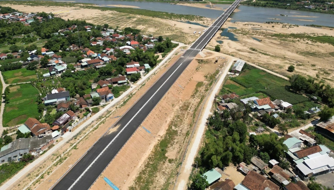 Cao tốc Hoài Nhơn - Quy Nhơn đang được hoàn thiện. Ảnh: